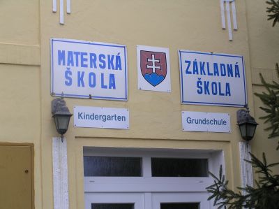 Förskolan och grundskolan i byn. Skyltar på två språk.